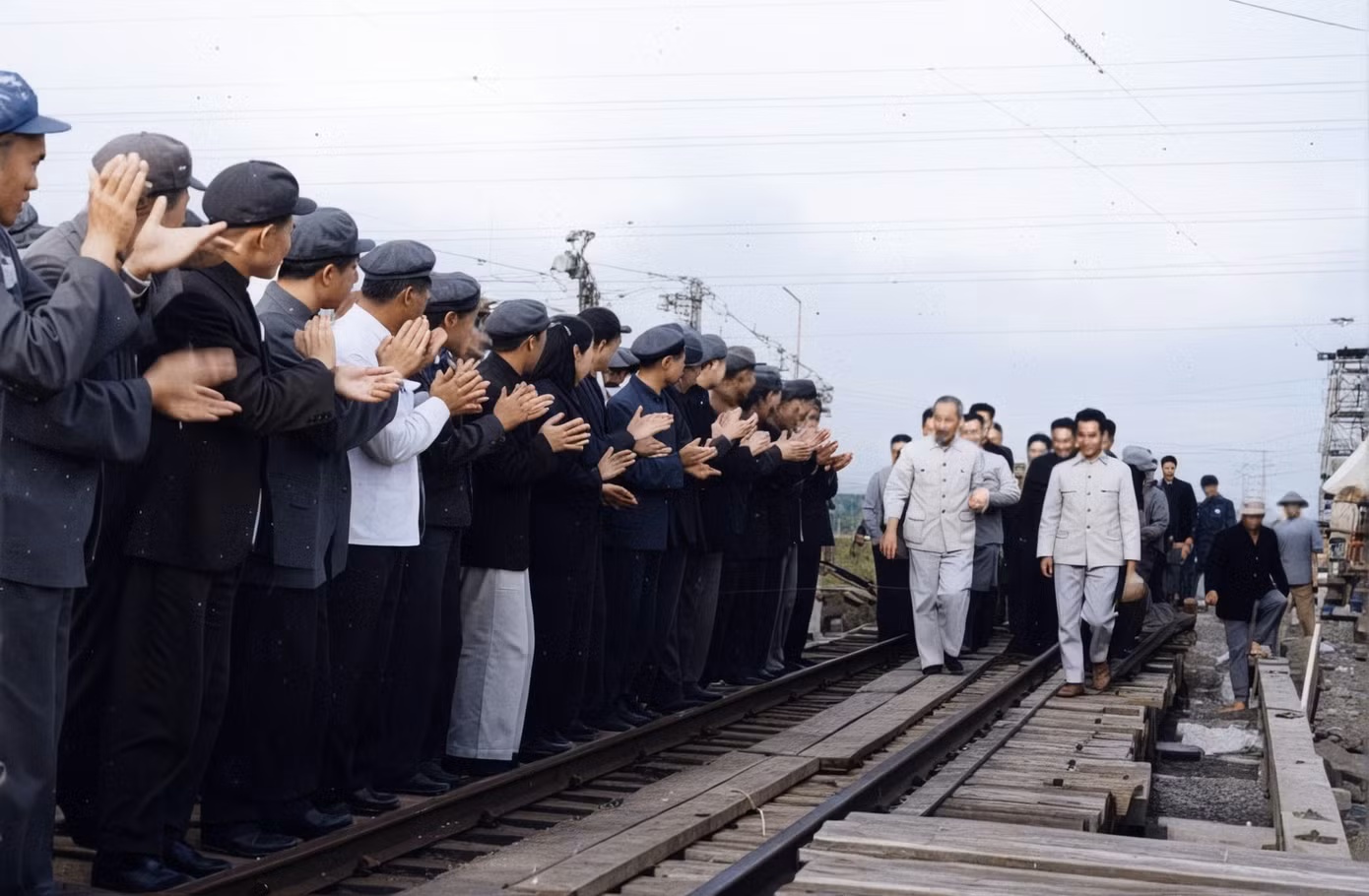 1955-01-25-ho-chu-tich-den-tham-cong-truong-khoi-phuc-duong-sat-ha-noi-muc-nam-quan-va-cau-phu-lang-thuong-bac-giang.png