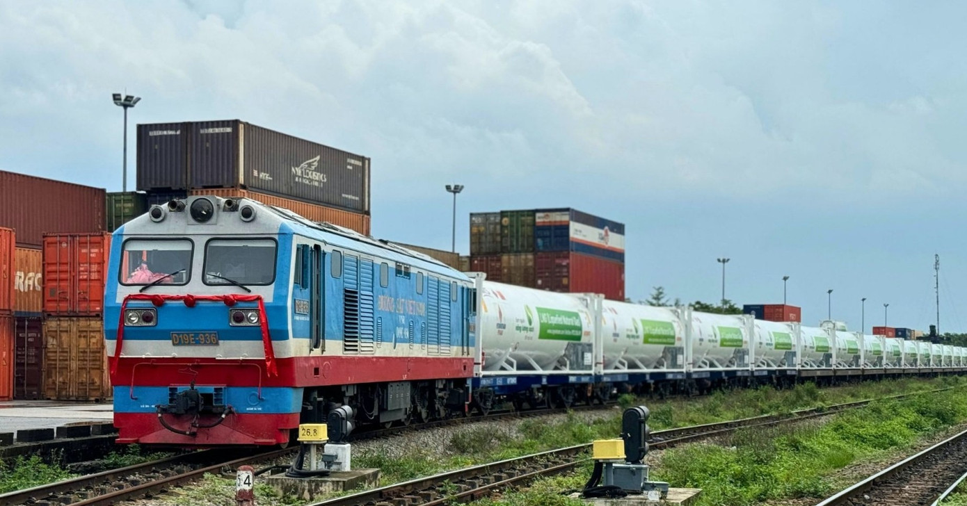 pv-gas-van-chuyen-thanh-cong-lng-ra-mien-bac-bang-duong-sat-66e0415b70461.jpg
