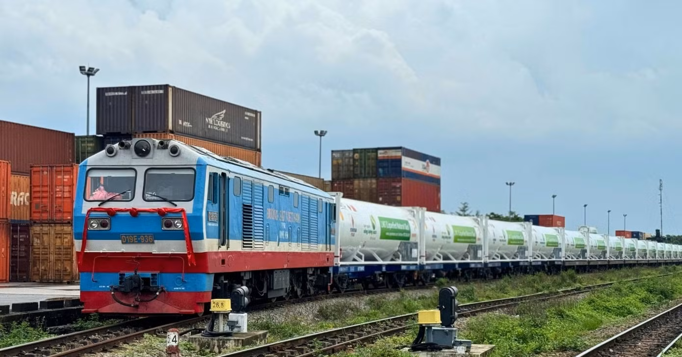 pv-gas-van-chuyen-thanh-cong-lng-ra-mien-bac-bang-duong-sat-66e0415b70461.jpg