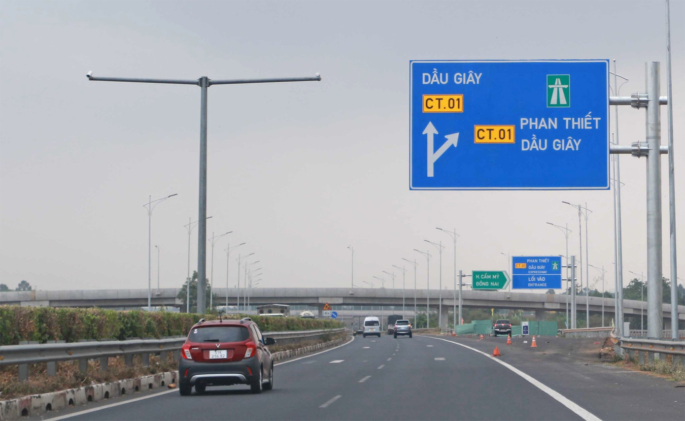Грузовым автомобилям общей массой более 7,5 тонн и пассажирским фургонам вместимостью более 29 мест запрещено движение по полосе 1 шоссе Фантхьет — Даузяй. Фото: Investment Newspaper. cao-toc-phan-thiet-dau-giay.png