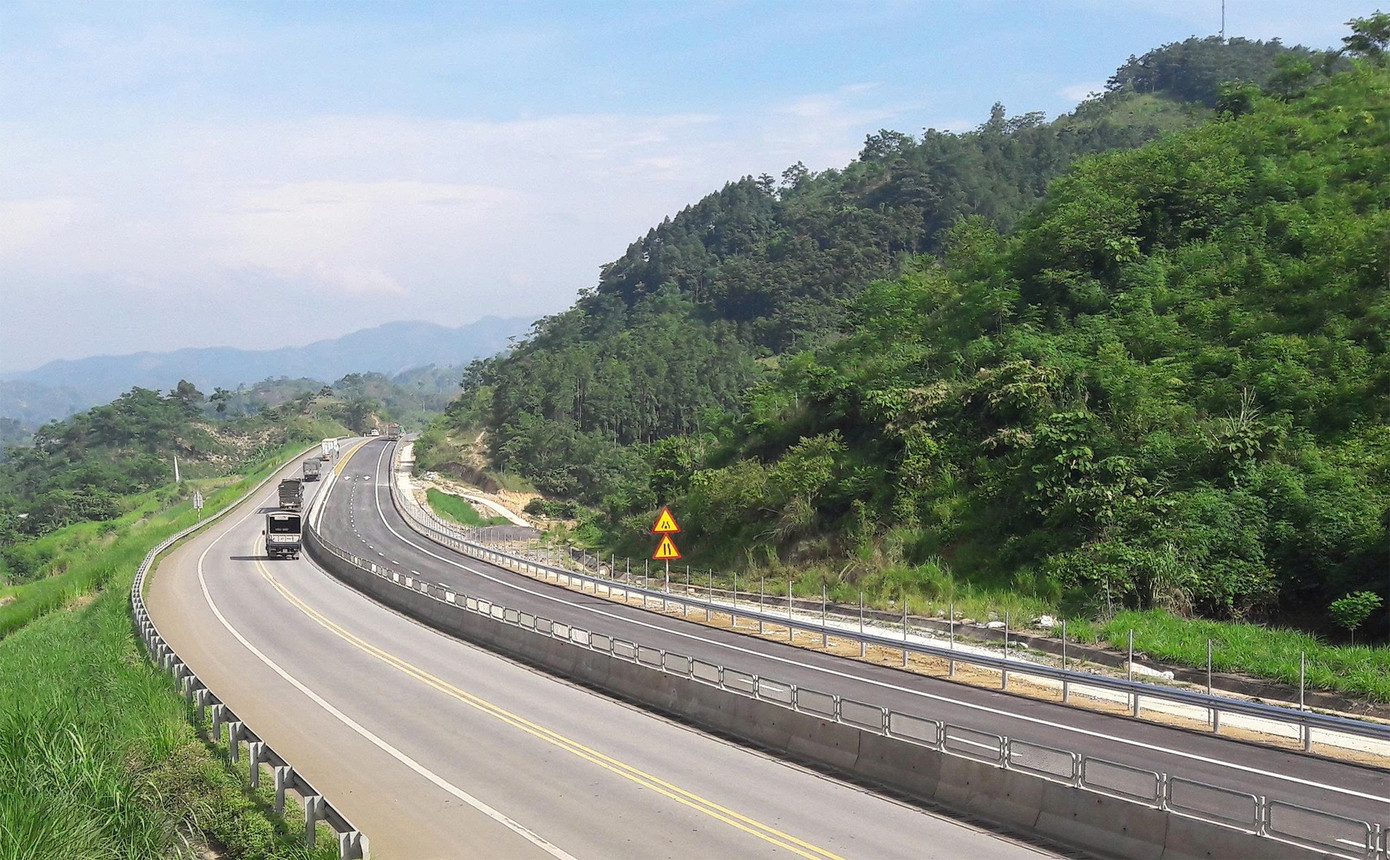 Het project voor de uitbreiding van het gedeelte Yen Bai - Lao Cai zal de weg van 2 naar 4 rijstroken upgraden. Foto: VEC. doan-cao-toc-yen-bai-lao-cai-vec.png