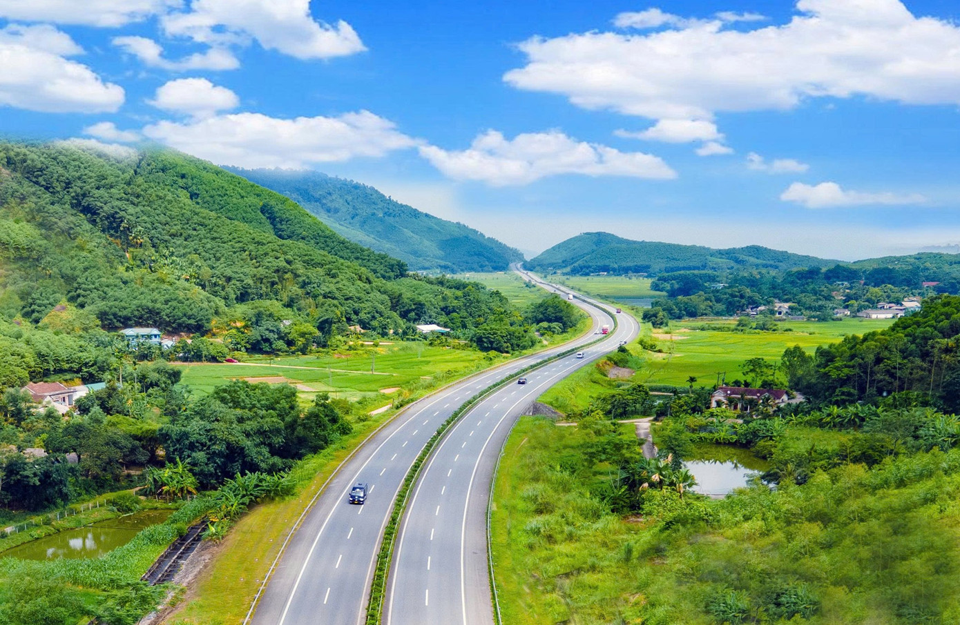 Fase 1 van de Yen Bai - Lao Cai-snelweg, onderdeel van de Noi Bai - Lao Cai-snelweg, heeft grote kansen gecreëerd voor handel, investeringen en toerisme in de noordwestelijke regio. Foto: VEC. doan-cao-toc-yen-bai-lao-cai.png