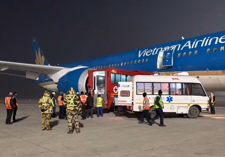 may-bay-vietnam-airlines-tai-san-bay-kolkata-17677518747521092211678.jpg