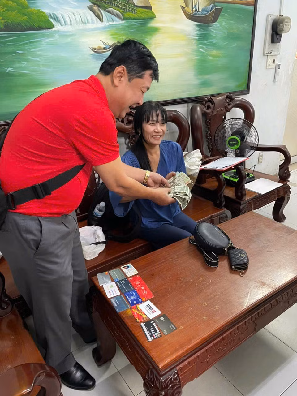 khach-vut-nham-goi-vang-boc-bang-giay-an-vao-thung-rac-tren-tau-dip-tet-2.jpg