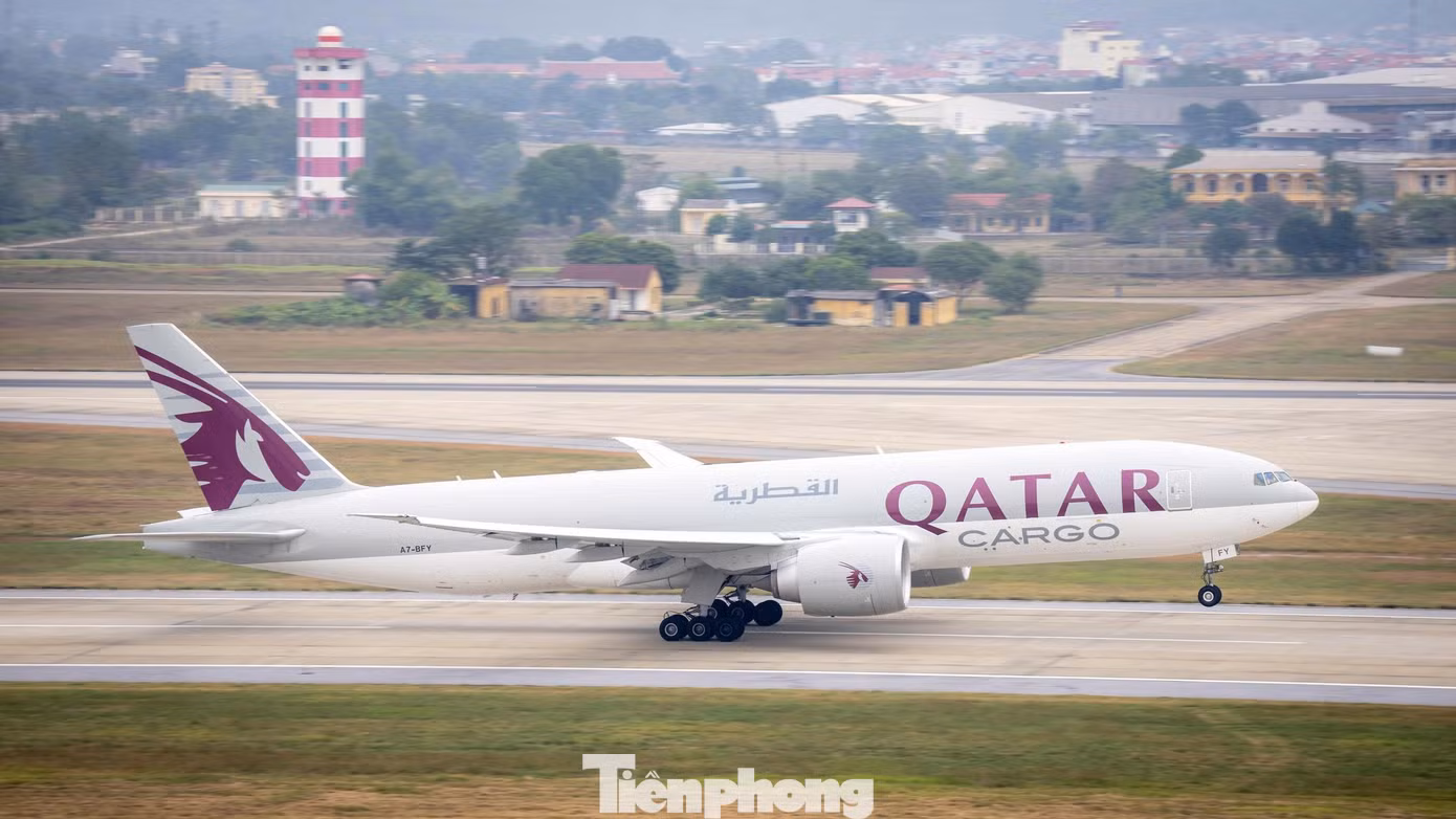 tp-may-bay-emirates-va-qatar-tai-noi-bai-1.jpg