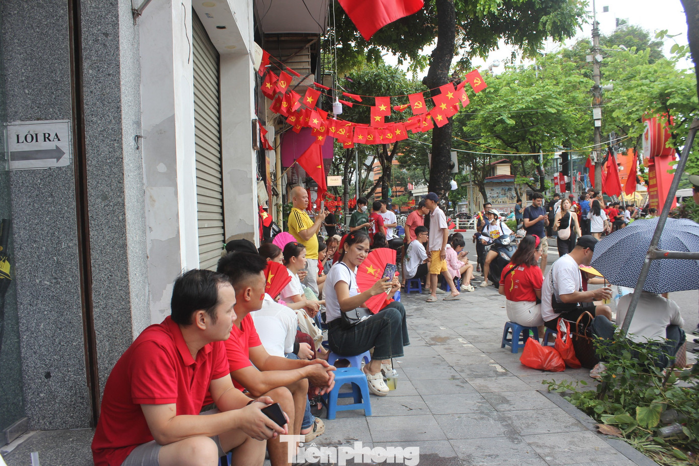 'Hốt bạc' nhờ bán nước, cho thuê ghế xem diễu binh, diễu hành- Ảnh 6.