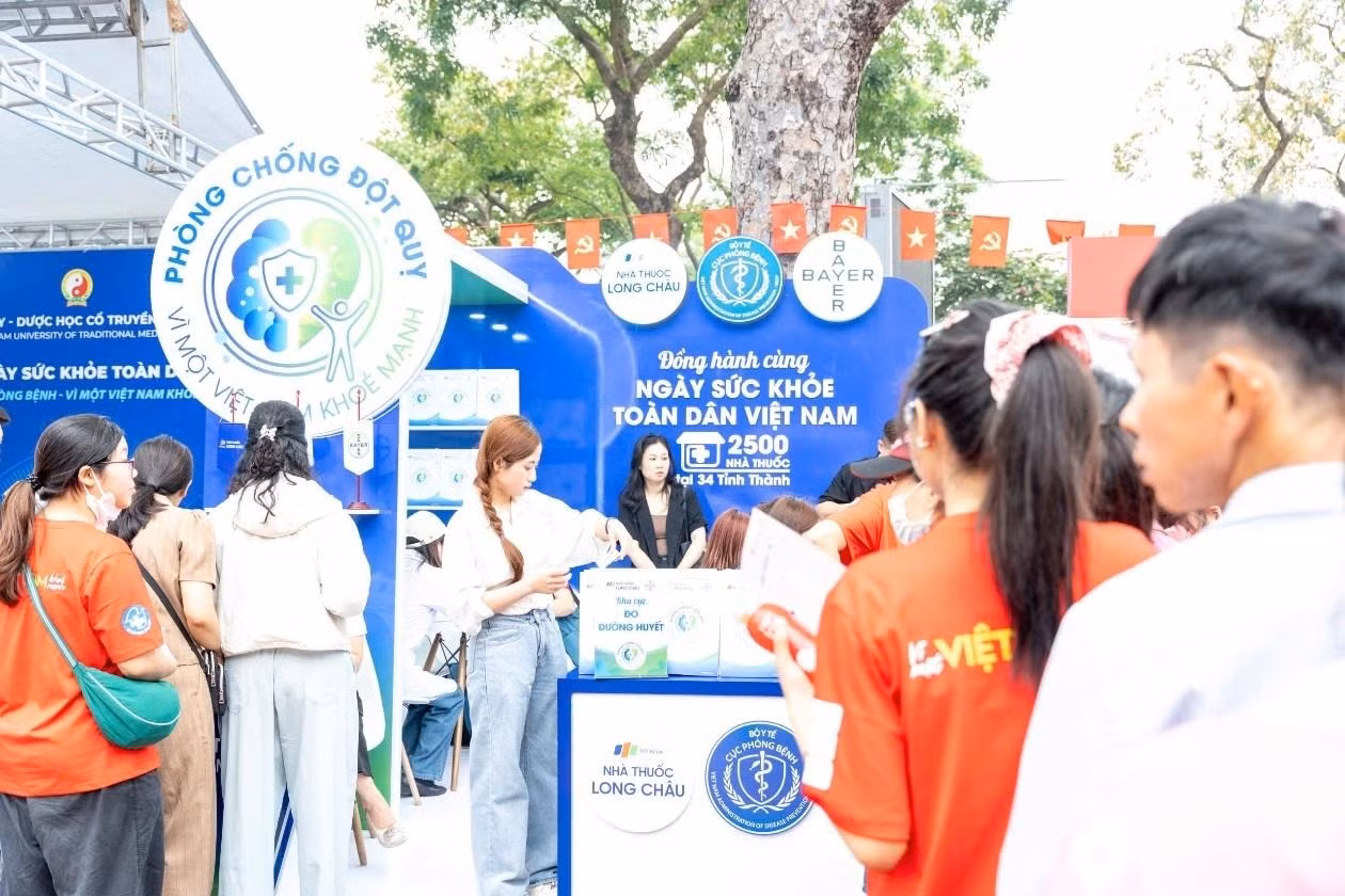 Gian hàng của Bayer và Long Châu với nhiều hoạt động tư vấn chăm sóc sức khỏe về đột quỵ.