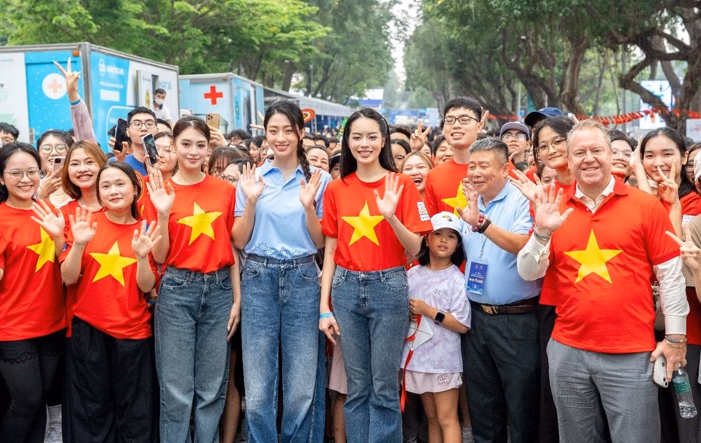 Ông James Alexander - Giám đốc Nhánh Dược Phẩm, Bayer Việt Nam (bìa phải) tham gia hoạt động đi bộ hưởng ứng ngày Sức khỏe toàn dân.