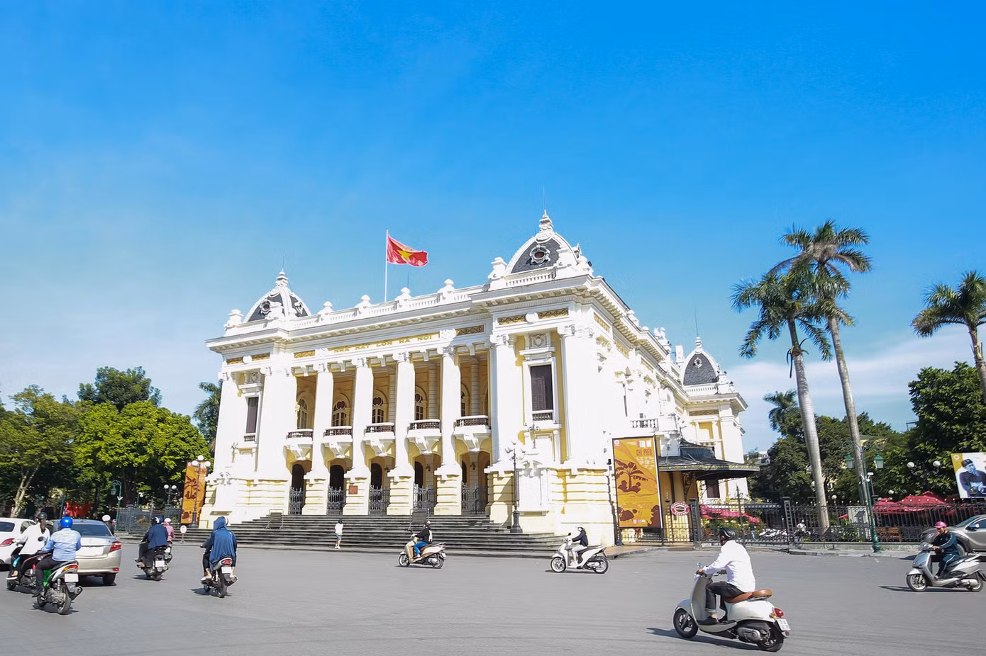 du-khach-den-cac-bieu-tuong-cua-ha-noi-the-nao-khi-cam-xe-xang-trong-vanh-dai-1-7.png