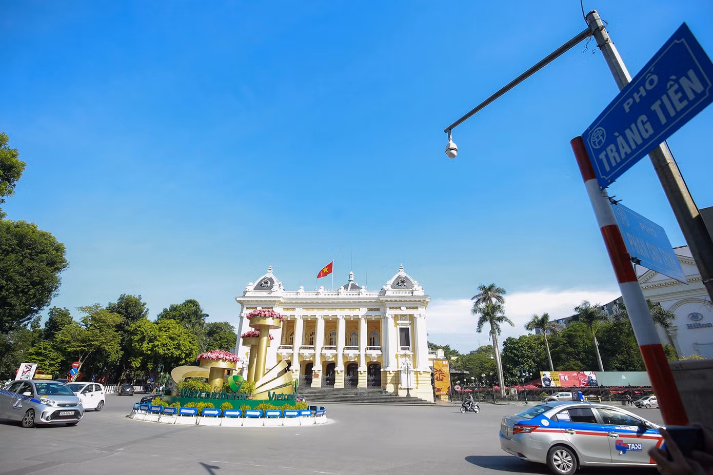 du-khach-den-cac-bieu-tuong-cua-ha-noi-the-nao-khi-cam-xe-xang-trong-vanh-dai-1-9.png
