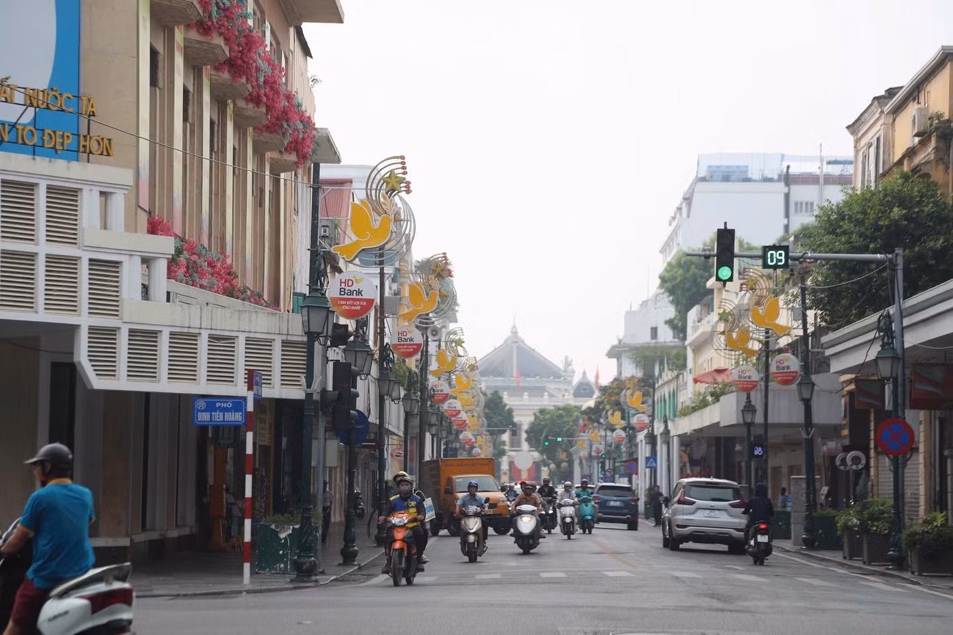 du-khach-den-cac-bieu-tuong-cua-ha-noi-the-nao-khi-cam-xe-xang-trong-vanh-dai-1-15.png