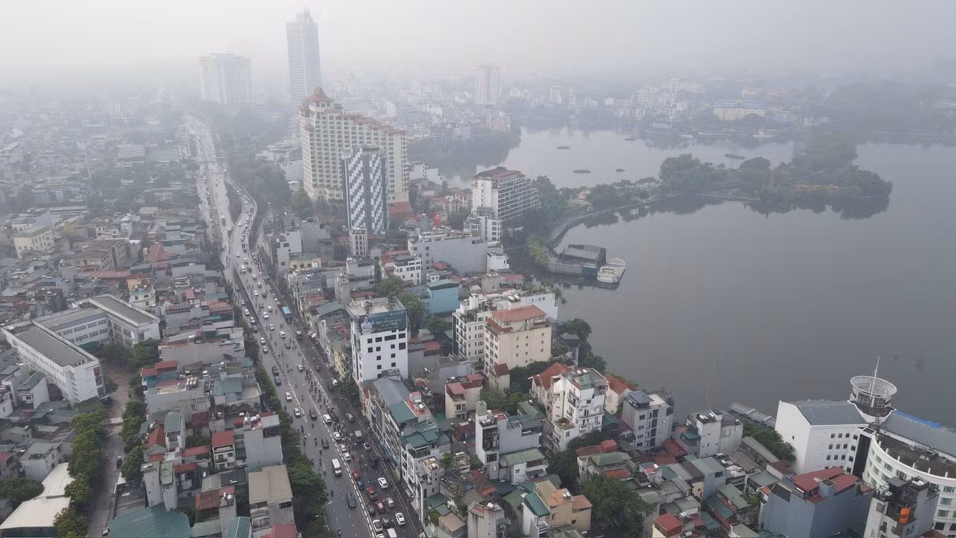 du-khach-den-cac-bieu-tuong-cua-ha-noi-the-nao-khi-cam-xe-xang-trong-vanh-dai-1-2.png