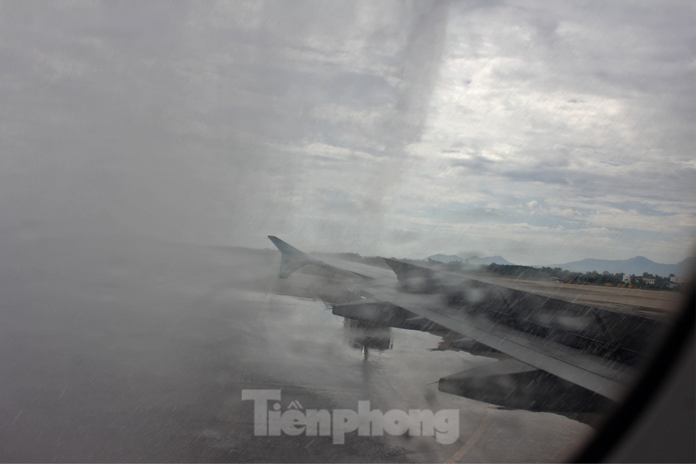 nhieu-chuyen-bay-khong-the-cat-ha-canh-o-noi-bai-va-cat-bi-vi-mua-giong-1-8106.jpg