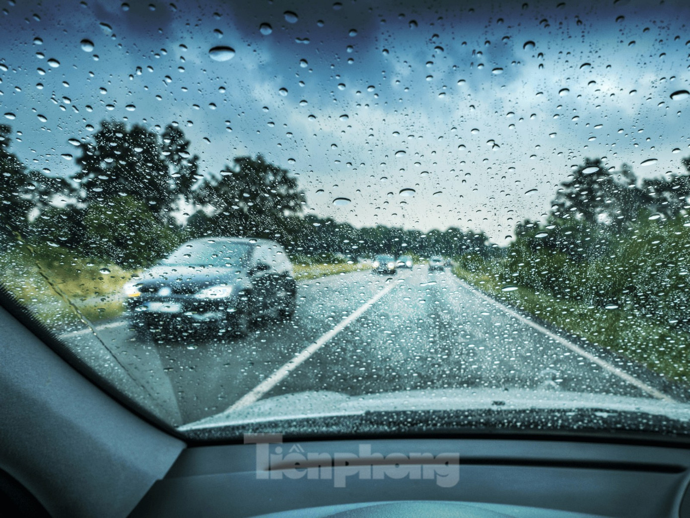 63e23ee45665c7fc83c7d43c-driving-electric-vehicles-in-the-rain-what-you-need-to-know-p-1600-6184.jpg