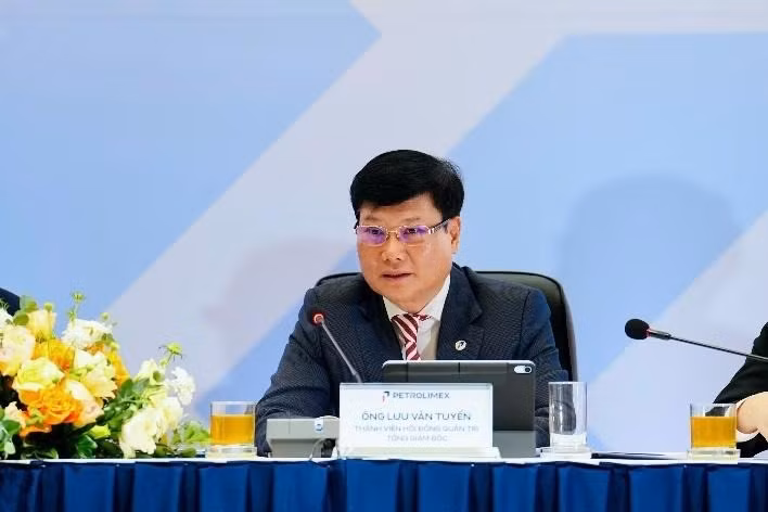 Tổng Giám đốc Lưu Văn Tuyển giải đáp thắc mắc của cổ đông