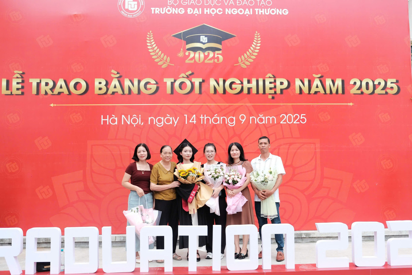 ង៉ុក អាញ់ (ទីបីពីឆ្វេង) ជាមួយគ្រួសារនៅថ្ងៃបញ្ចប់ការសិក្សា។ រូបថត៖ NVCC z7013946496823-0d57f25b1c336883fe41af9a243bf0b7.jpg