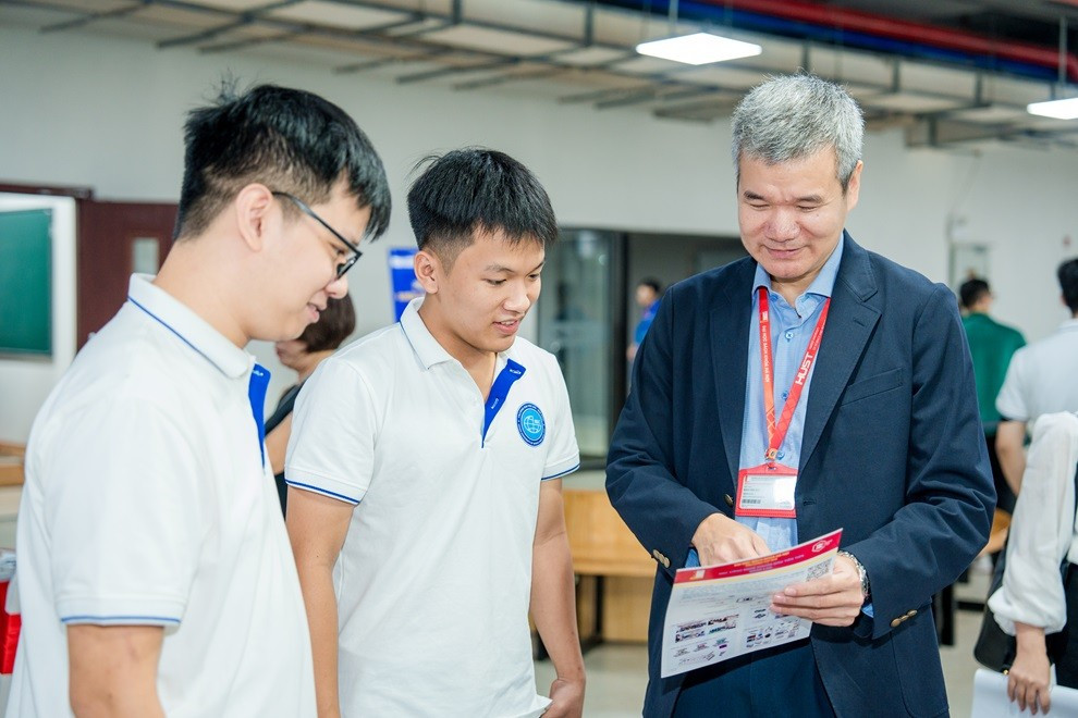 Concurenții care participă la concurs. Foto: HUST mih09048.jpg