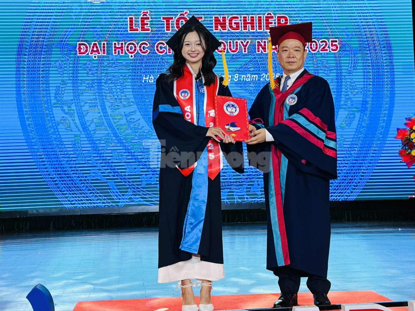 សាស្ត្រាចារ្យរង Bui Huy Nhuong នាយកសាកលវិទ្យាល័យសេដ្ឋកិច្ចជាតិ (ឈរខាងស្តាំ) ប្រគល់សញ្ញាបត្រដល់និស្សិតថ្មី។ រូបថត៖ Nghiem Hue 54e04d5d-44c9-4260-8a1d-a803fd9395ac-1-2900.jpg