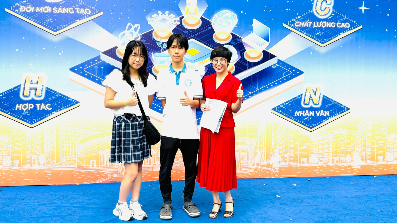 チャン・グエン・ヒエン・ミンさん(中央に立つ)と親戚一同が、ハノイ工科大学(ベトナム国家大学)の入学式に出席した。写真:ンギエム・フエ z6940195800750-0eca5fb689808f98986b67fe9c9a514d.jpg