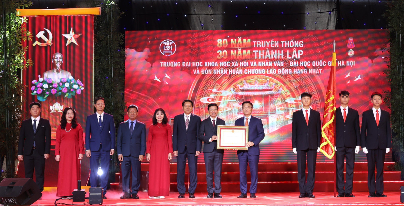 Med presidentens godkännande tilldelade vice premiärminister Le Thanh Long University of Social Sciences and Humanities, Vietnam National University, Hanoi, First Class Labor Medal. 6-ussh-80-nam-23-1-346.jpg