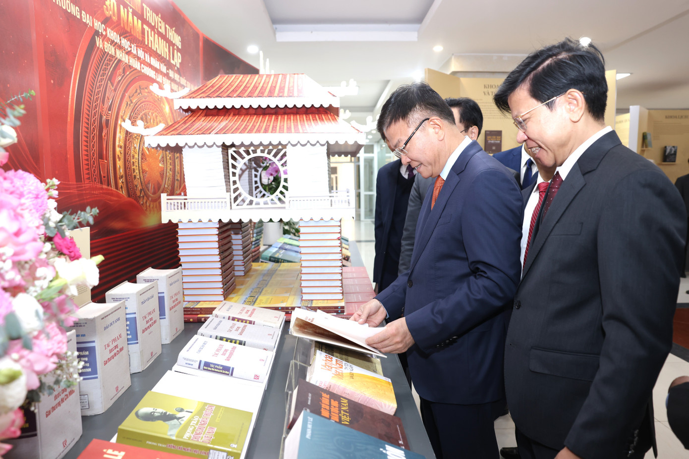Vice premiärminister Le Thanh Long (andra från höger) besöker bokutställningsmontern vid University of Social Sciences and Humanities, Vietnam National University, Hanoi. ussh-80-nam-12.jpg