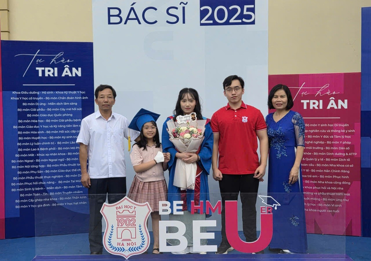Thu Ha (porteuse de fleurs) avec ses proches lors de la cérémonie de remise des diplômes. Photo : NVCC z6958282767928-0bff5ed18791ce6e658189b4d07d9963-7031.jpg