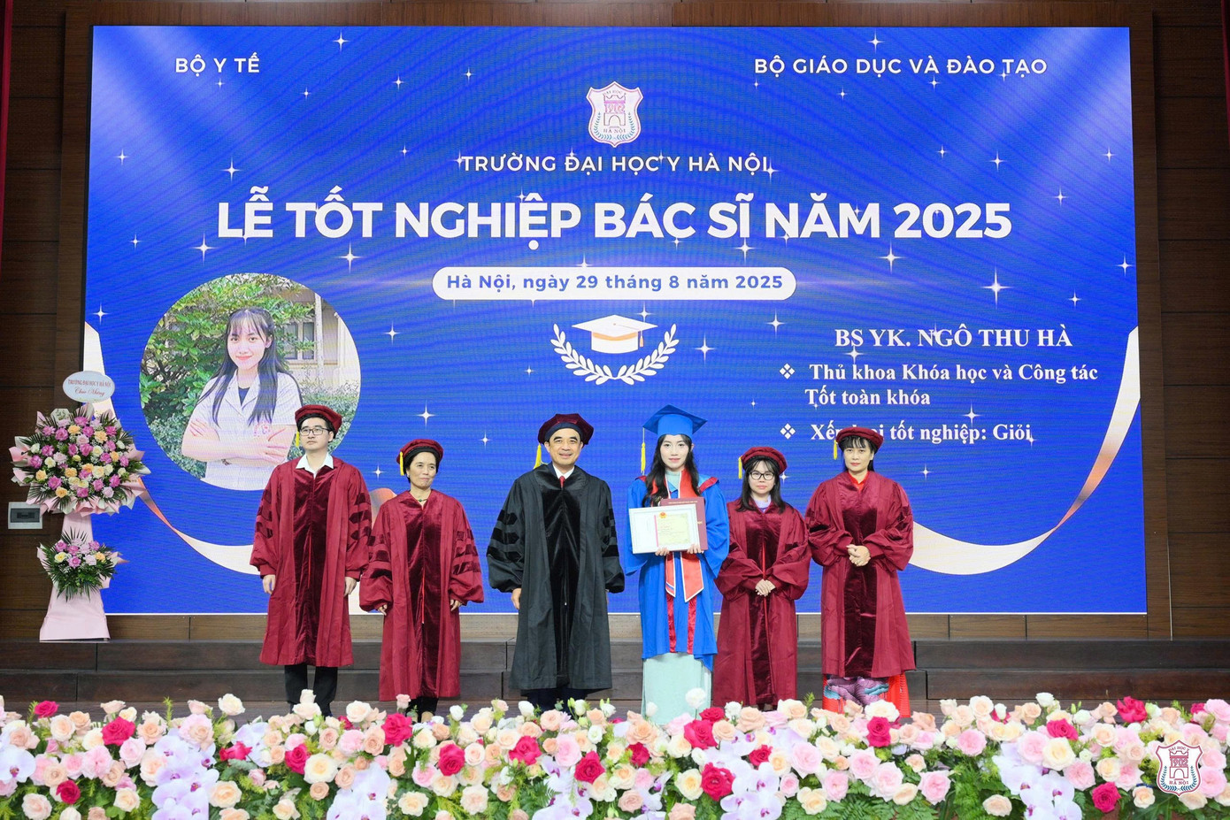 Ngo Thu Ha (troisième à partir de la droite) reçoit son diplôme. Photo : Huu Linh z6958277895161-3c6846d13d057fc3ceb30821a18a4177.jpg