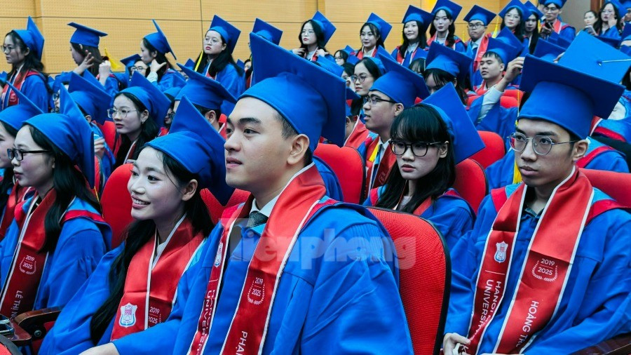 Nouveaux médecins de l'Université de médecine de Hanoi lors de la cérémonie de remise des diplômes le 29 août. Photo : Nghiem Hue z6958118887038-aebd66d0ce4b3e7ce52f809d252d8f0a-792.jpg