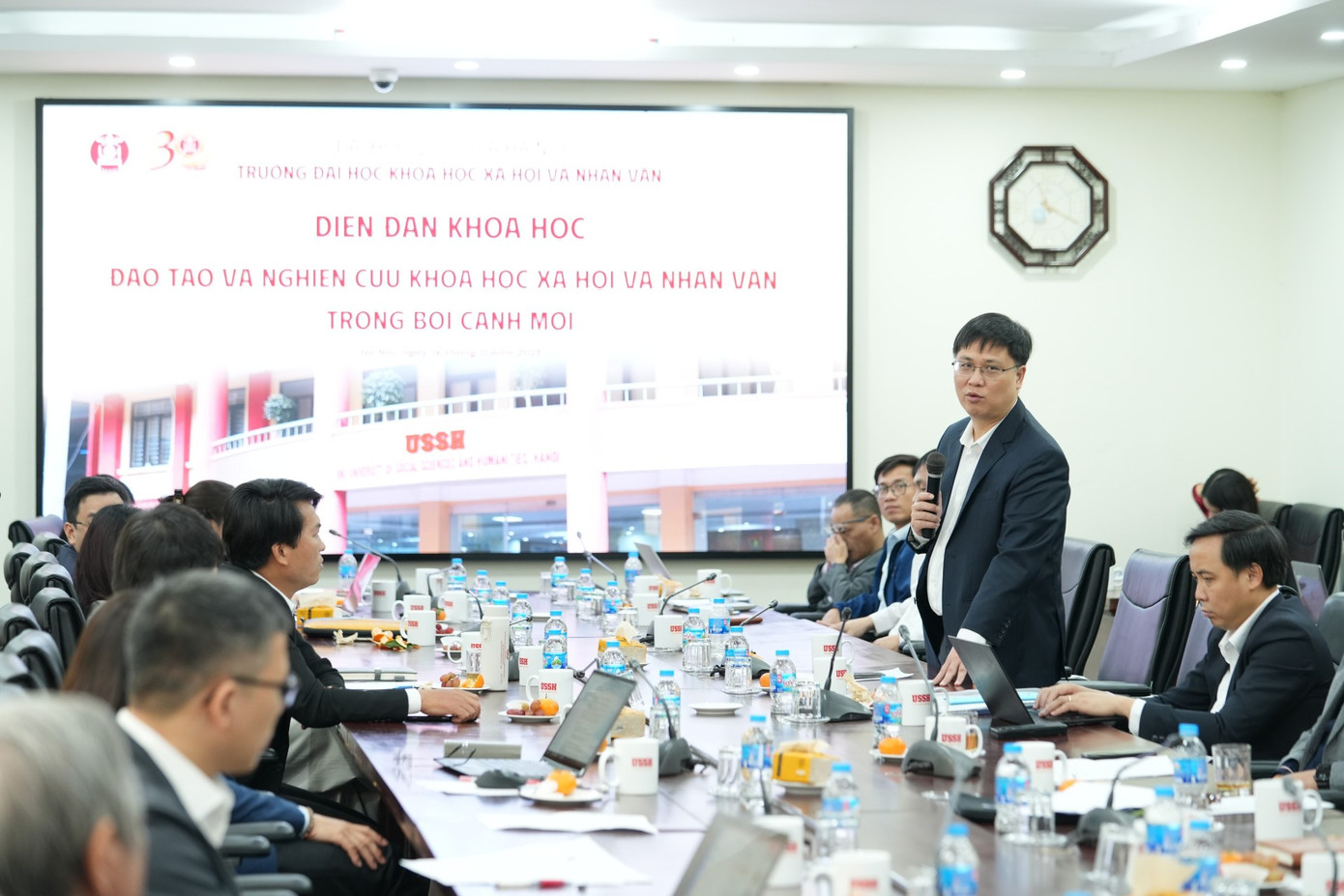 新たな状況における社会科学と人文科学の訓練と研究に関する科学フォーラムは、多くの国内専門家の注目を集めました。 ush03672.jpg