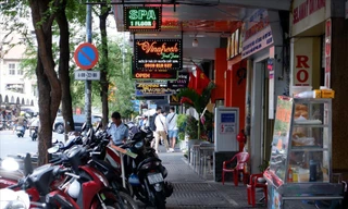 TPHCM: Lấn chiếm vỉa hè tái diễn, vướng thẩm quyền xử phạt