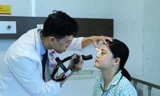 Người phụ nữ bị khối u đẩy lồi mắt vì chẩn đoán nhầm bệnh