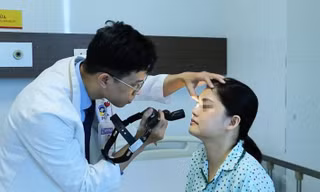 Người phụ nữ bị khối u đẩy lồi mắt vì chẩn đoán nhầm bệnh