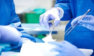 Phẫu thuật tái tạo cho bé trai chào đời không có hậu môn 