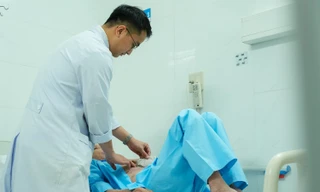 Thủng dạ dày, nguy kịch tính mạng vì tự điều trị đau bụng tại nhà