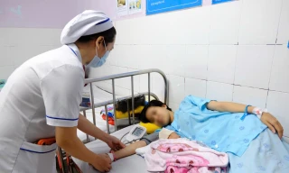 Cứu mẹ con thai phụ bị sốc phản vệ sau khi ăn ốc ở TPHCM