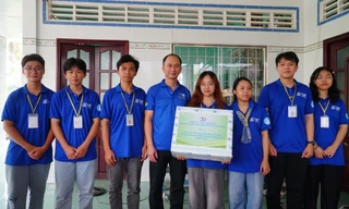 ĐHQG TP. HCM thăm, tặng quà sinh viên tham gia chiến dịch ‘Mùa Hè Xanh’ tại tỉnh Vĩnh Long