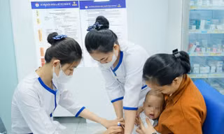 Sau ca tử vong do não mô cầu, người dân đổ xô đi tiêm vắc xin