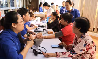 Đưa y tế đến gần dân: Khám bệnh, cấp thuốc miễn phí cho người yếu thế