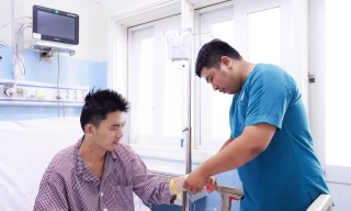 Nhân viên văn phòng đột quỵ khi đang chơi cầu lông