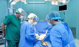 Bị xe container tông vỡ khung chậu, cô gái trẻ sống sót kỳ diệu