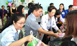 Bạn trẻ TP. HCM vui Trung Thu sớm cùng bệnh nhi 