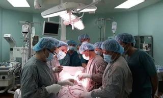 Vỡ u quái buồng trứng chứa tóc và răng, bệnh nhân nguy kịch