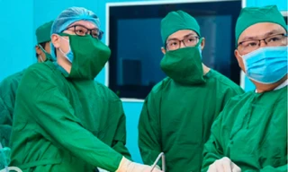 Bỏ điều trị, nam sinh sống ngoài đảo suýt mất mạng vì thủng dạ dày