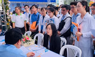 Hai bác sĩ trẻ tình nguyện ra Đặc khu Côn Đảo công tác