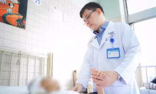 Cứu sống bé trai đang nguy kịch vì bị cành cây rơi vỡ sọ