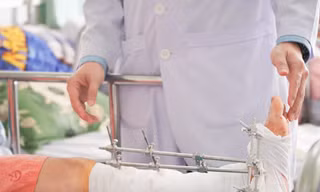 Đứt lìa chân tay vì tai nạn lao động, cảnh báo những sai lầm 'chết người' khi sơ cứu