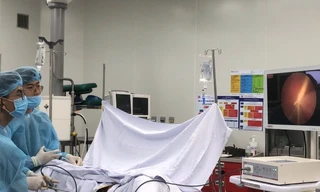 Học video trên mạng dùng dây sạc điện thoại tìm khoái cảm, nam sinh gặp nạn