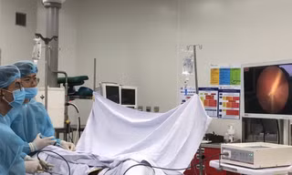 Học video trên mạng dùng dây sạc điện thoại tìm khoái cảm, nam sinh gặp nạn