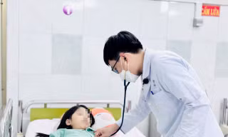 Hai chị em cùng nhập viện vì vô tình ăn kẹo bị trộn cần sa
