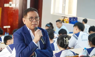 GS Dương Nguyên Vũ: ‘Hãy dùng tư duy phản biện để làm chủ AI, đừng trở thành nô lệ cho công nghệ’